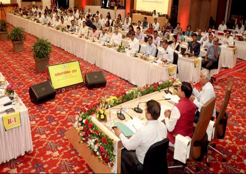 मुख्यमंत्री डॉ. मोहन यादव ने किया कलेक्टर-कमिश्नर कॉन्फ्रेंस 2025 का शुभारंभ 3 1759823961 WhatsApp Image 2025 10 07 at 13.28.33